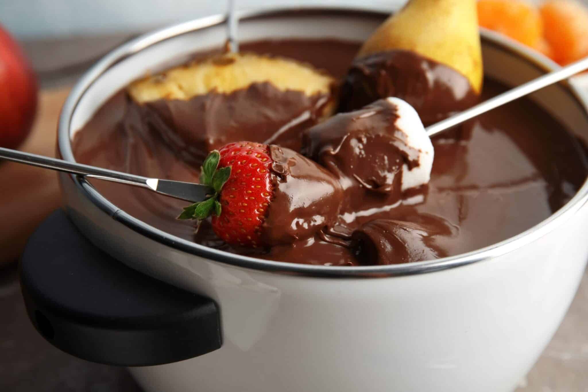 chocolate fondue with various fruits - easy and delicious 