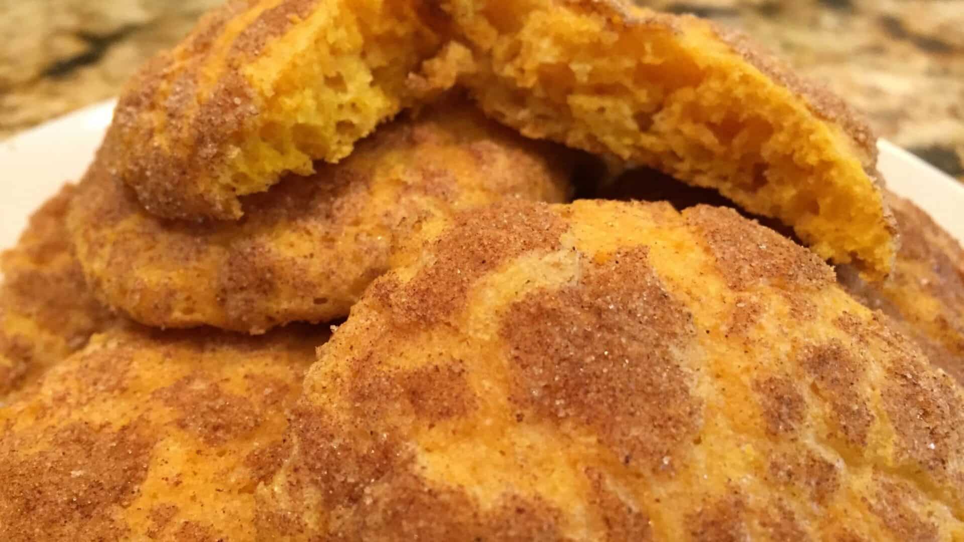 Round orange cookies cracked with a cracked cinnamon topping