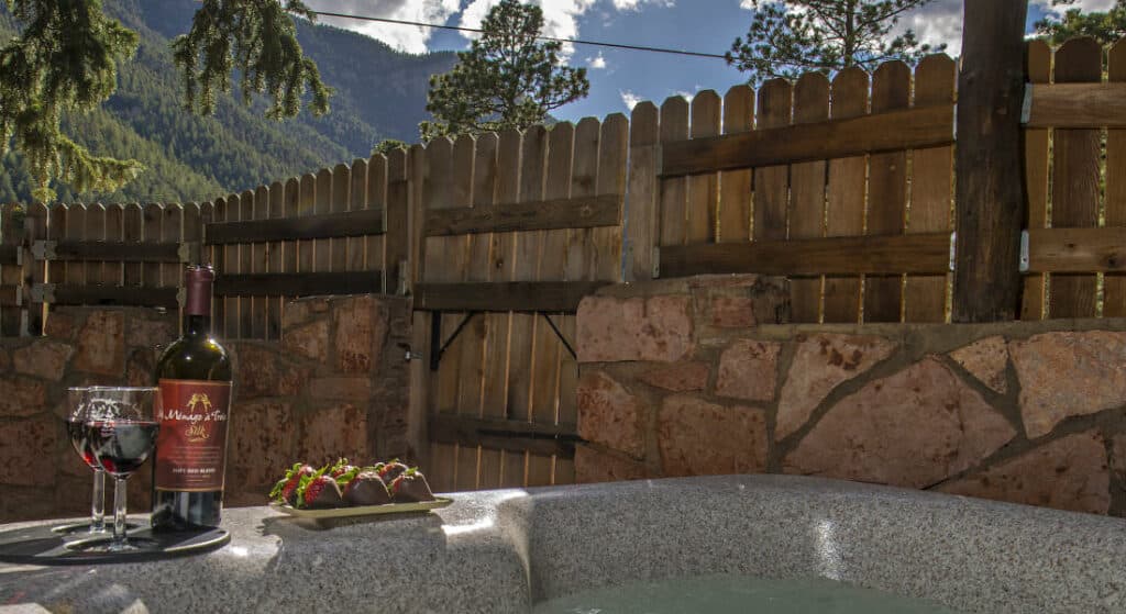 Cabin with Hot Tub at Pikes Peak