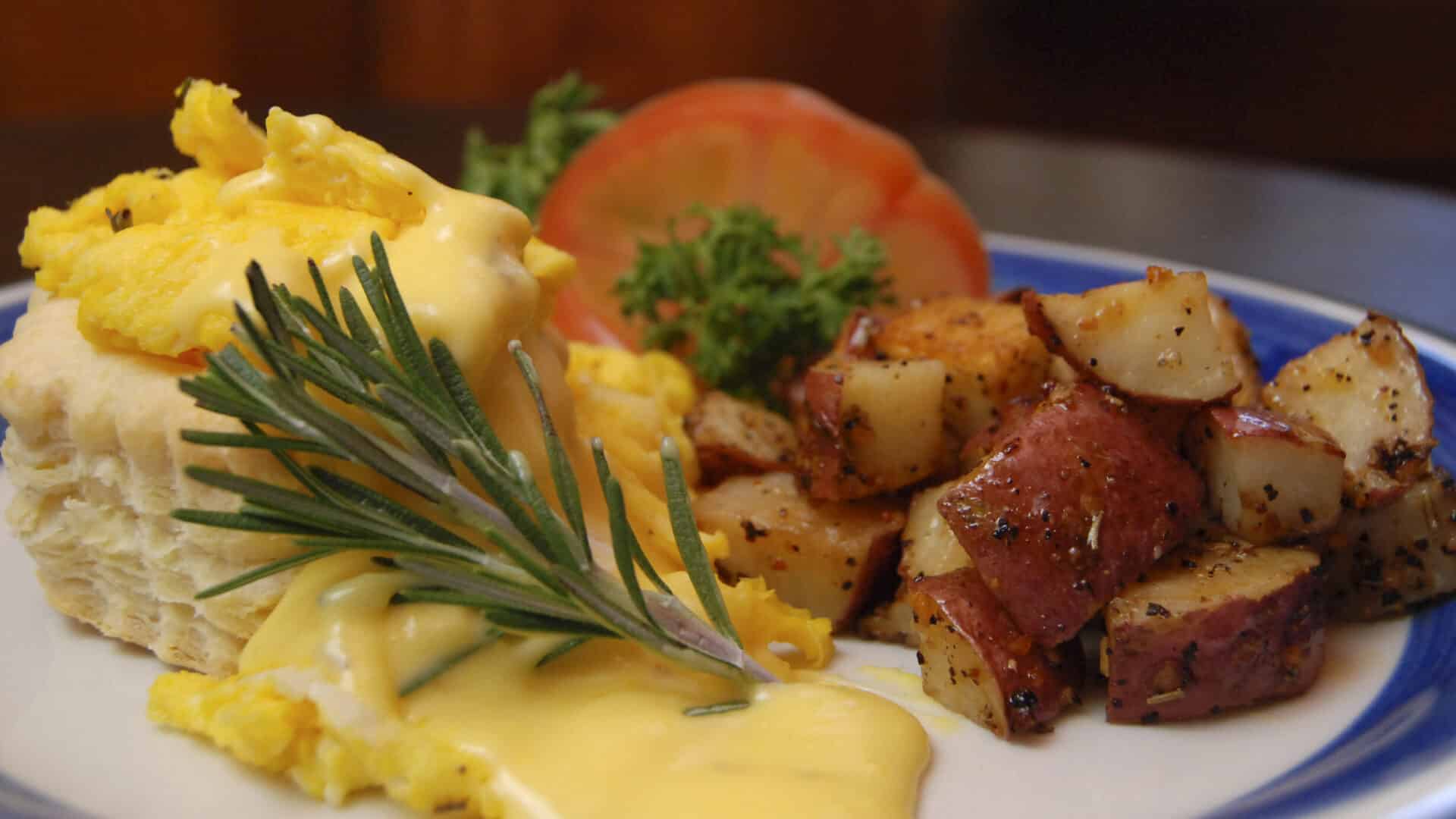 Scrambled Eggs Benedict in Puff Pastry Shells